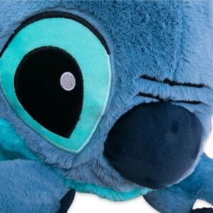 Zoom en los ojos bordados y la calidad de las costuras del peluche Stitch 80cm