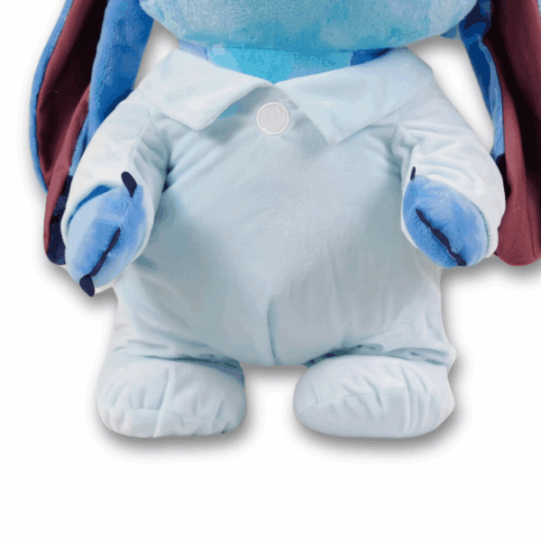 Peluche Stitch en pijama, primer plano de las patas