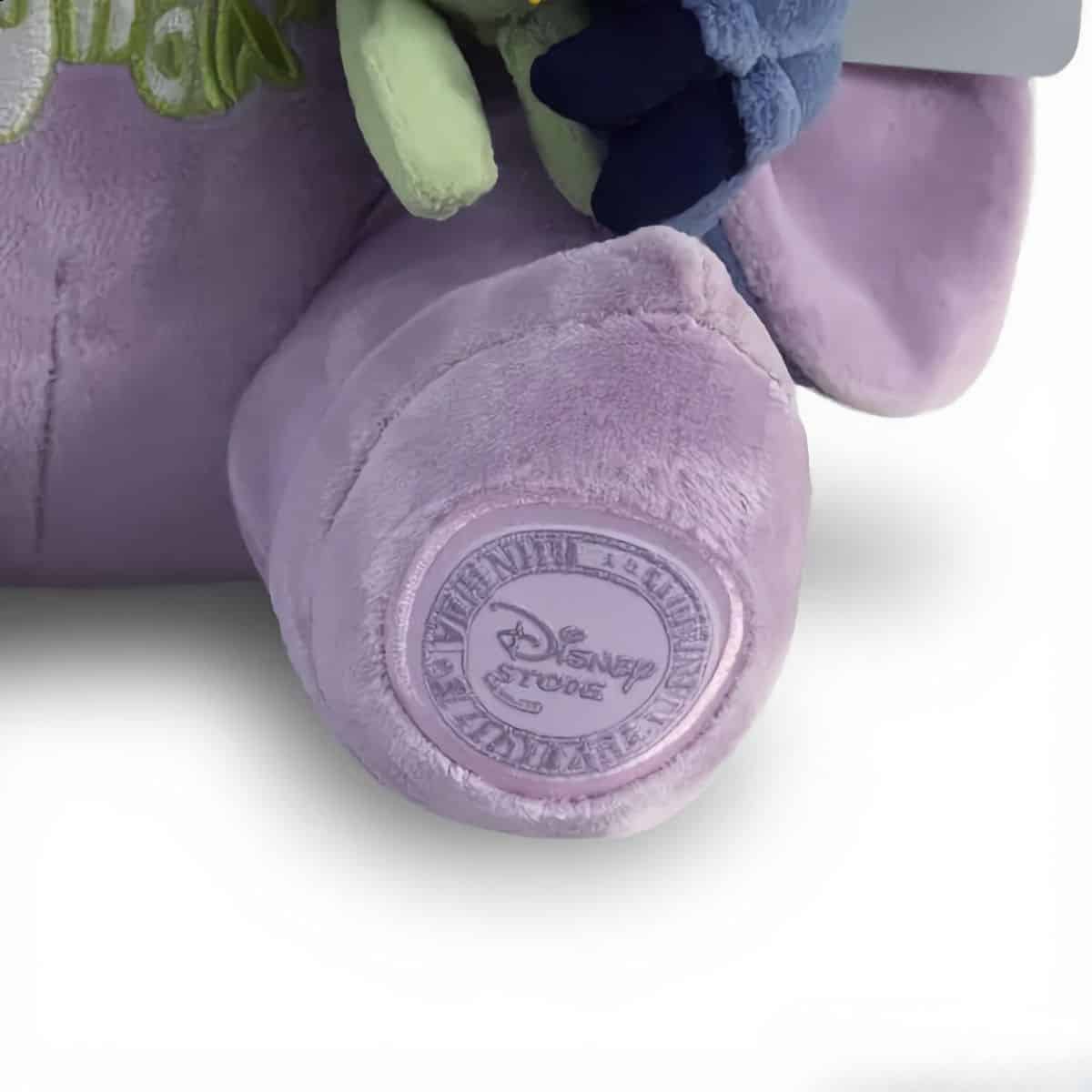 zoom pata peluche Stitch bebé con insignia Disney