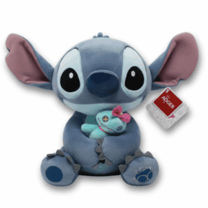Peluche Stitch 100 Años oficial Disney, 20cm, sujetando su muñeca Scrump y mostrando el logo Disney 100 bordado.