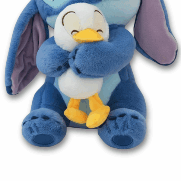 Zoom en las patas del peluche Stitch Pato oficial de Disney