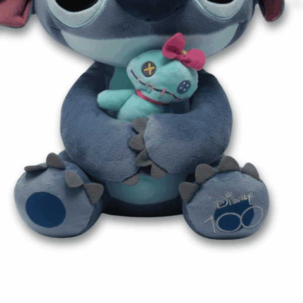 Zoom en las patas del Peluche Stitch oficial Disney 100 Años, 20cm