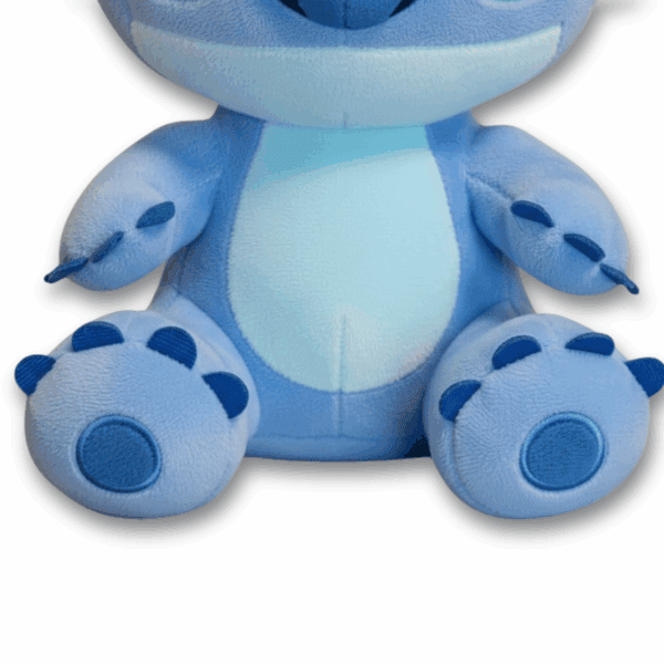 Acercamiento patas peluche Stitch azul